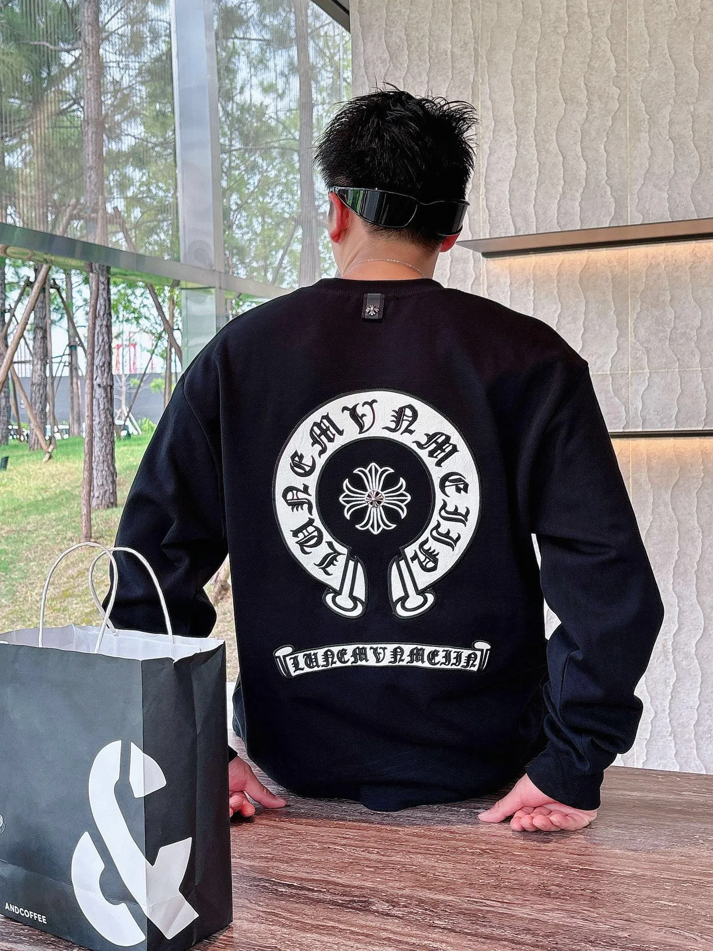 Clothes P 400💰 Pants P 426 💰ChromeHearts Chrome Heart Round Neck Long Sleeve Pursuit of quality and absolute guarantee of quality! Using double-sided cotton fabric, the texture is clearly visible, the texture is soft, delicate and smooth, and the customized three-dimensional embroidery and leather patchwork technology is full of drape! The workmanship is fine and the shoulder lines are smooth. All imported chain machines are used to make the shoulder rolling strips. It has a certain thickness and is not made of cheap material but has a shiny feel that is comfortable and not tight on the upper body. It is the most avant-garde street item that can be easily matched by both men and women!  Color: black white Size: m-3xl Style number: 3576➕3750